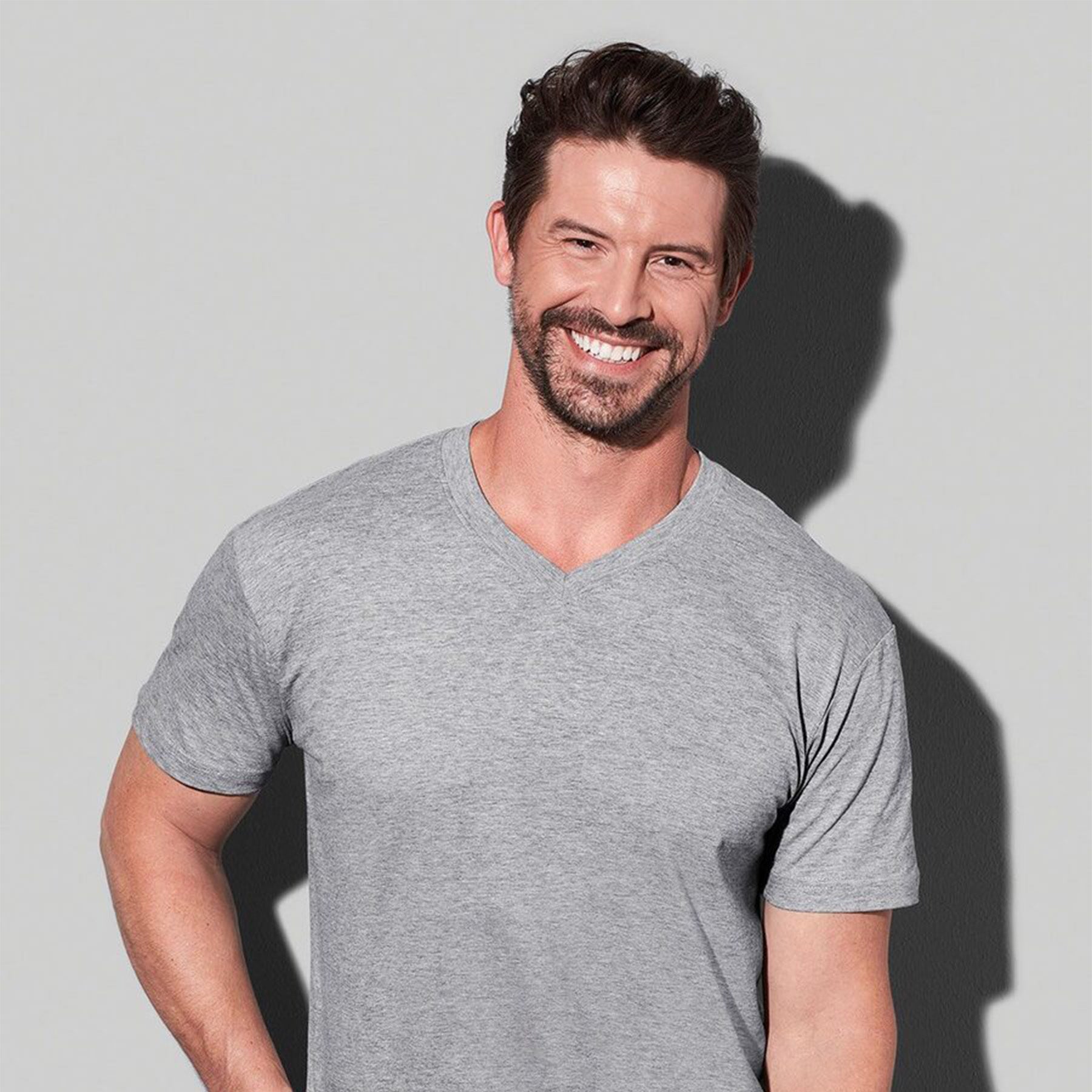 GTV01 - 150 gr MAN T-SHIRT V-NECK MEZZA MANICA