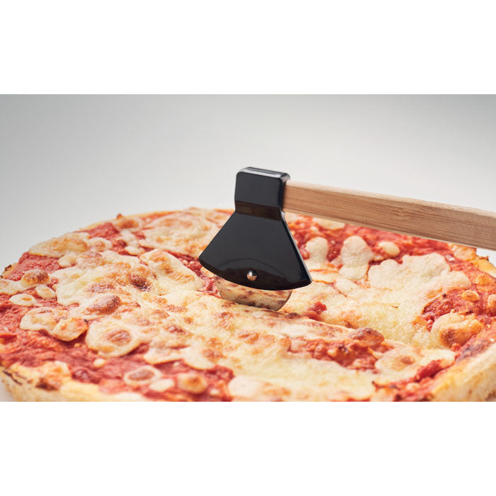 GO6592 Tagliapizza con manico in bamboo